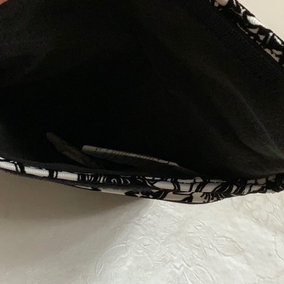 Jansport DIGITAL SLEEVE 2.0- Wht/Blk Crayon Flower - Picture 4 of 6